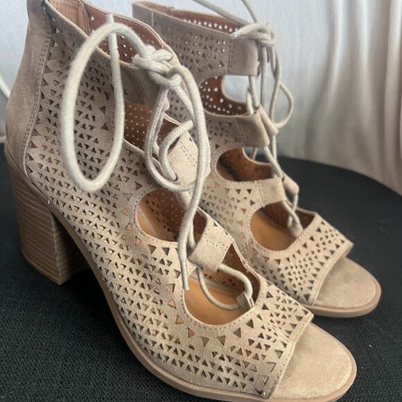 Universal Thread Tan Open Toe Tie Up Bootie Shoes Sandals Size 8.5 - Picture 1 of 9